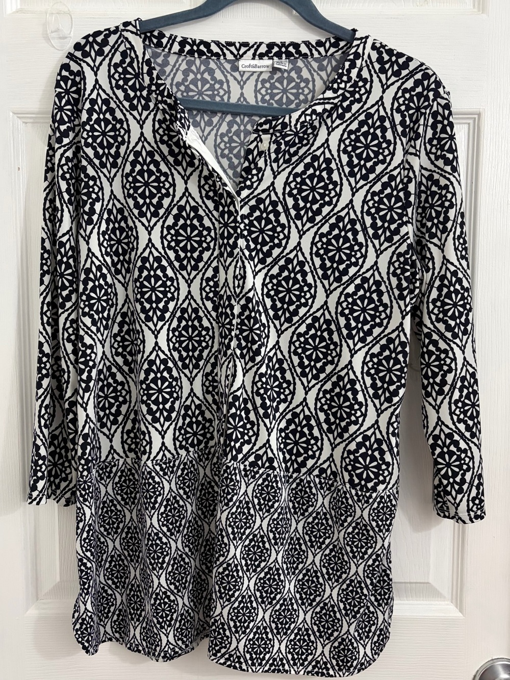croft & barrow Black and White Geometric V‑Neck Tunic. Size large $10